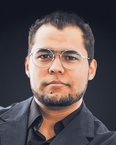 Retrato de Rafael Nasch, fundador da GrowAI, de óculos e paletó escuro, olhando para a câmera.